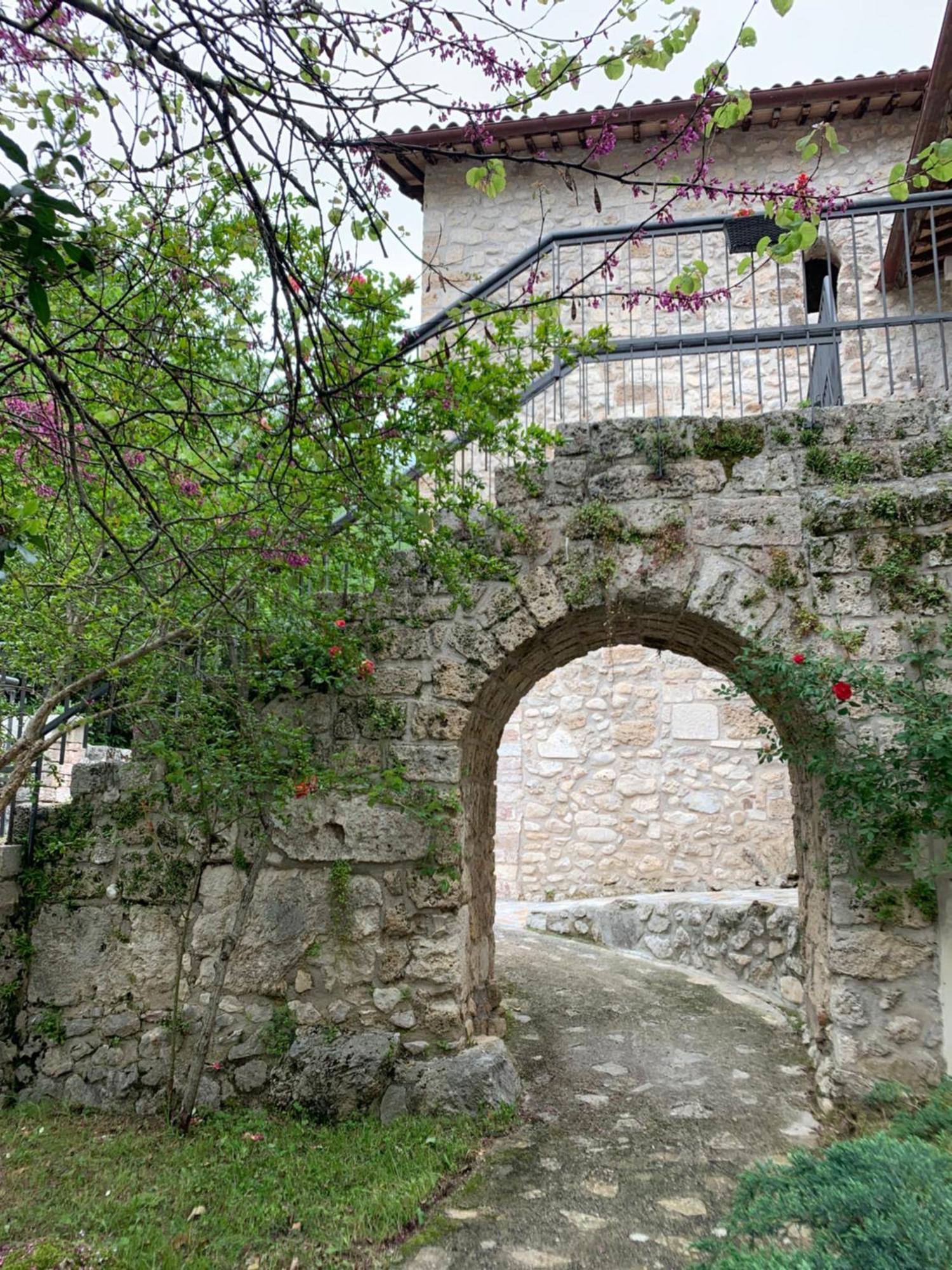 Abbazia Ss. Quirico E Giulitta Hotel Micigliano Exterior foto